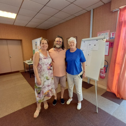 Trophée Brieuc ALLARD 2026 - Thierry BEINEIX entourée de Gaëlle et Sabine GARDAIR présidente du Bridge Club Briviste)